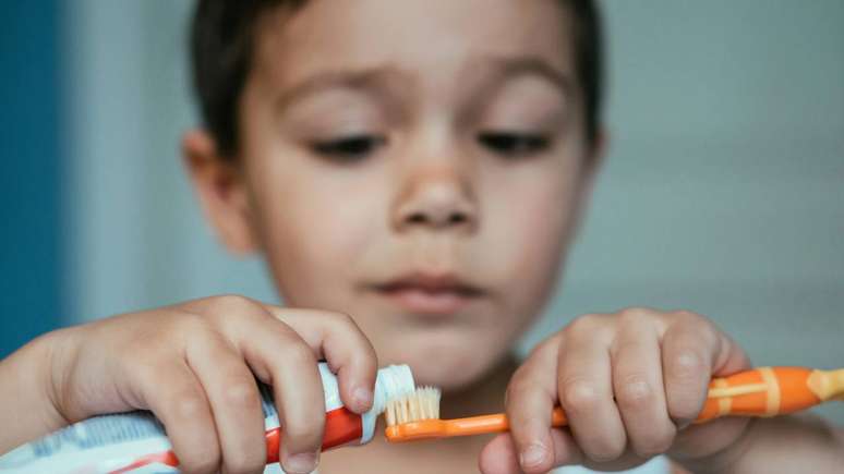 O uso cont&iacute;nuo de uma escova de dente velha pode estar relacionado a uma s&eacute;rie de problemas bucais &ndash; depositphotos.com / DimaKozitsyn