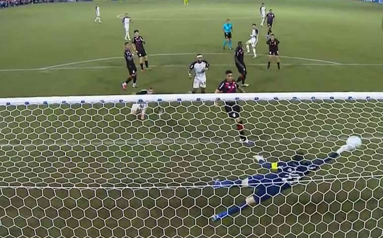 Santos, goleiro do Athletico, n&atilde;o conseguiu alcan&ccedil;ar o chute de Garro que deu a vit&oacute;ria ao Corinthians &ndash;