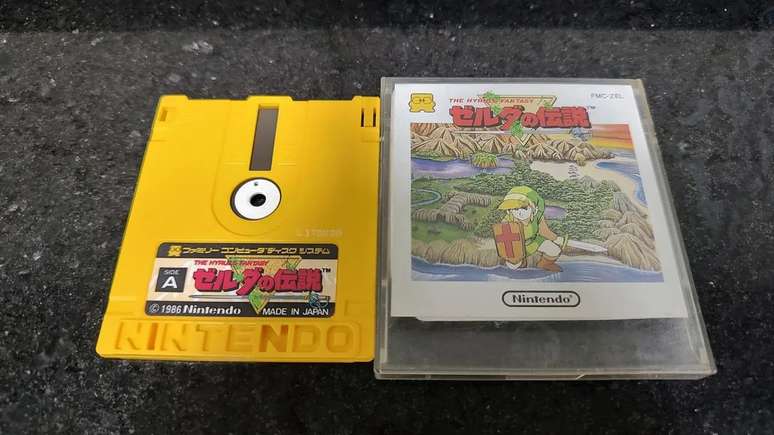 Originalmente The Legend of Zelda foi lan&ccedil;ado em disquete, que permitia ao jogador salvar sua longa aventura