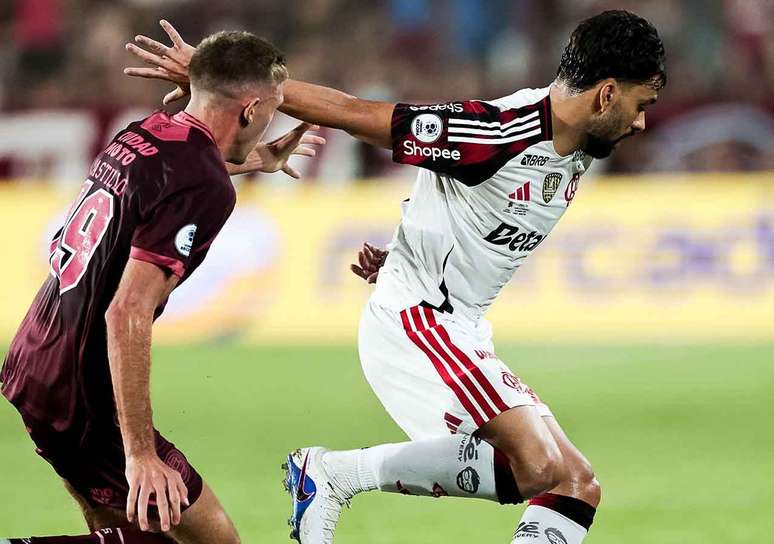 Flamengo perde para o Lan&uacute;s jogando mal e aumenta press&atilde;o &ndash;