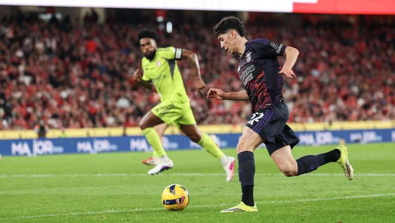 AVS (de amarelo) n&atilde;o &eacute; p&aacute;reo para a for&ccedil;a ofensiva do Benfica.
