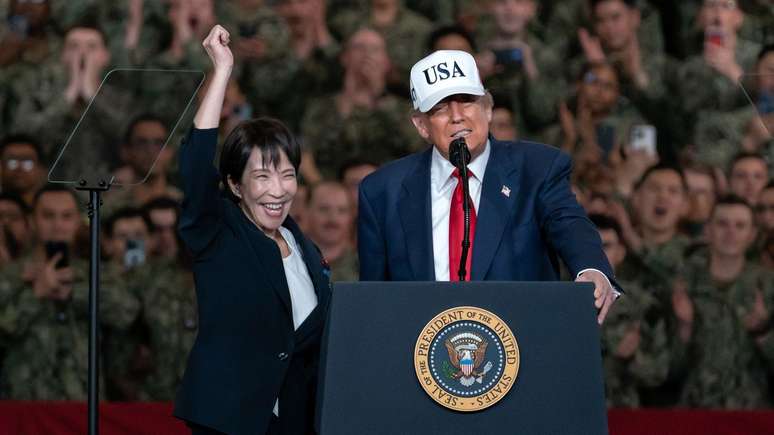 A primeira-ministra japonesa, Sanae Takaichi, ao lado do presidente americano Donald Trump, em 28 de outubro de 2025