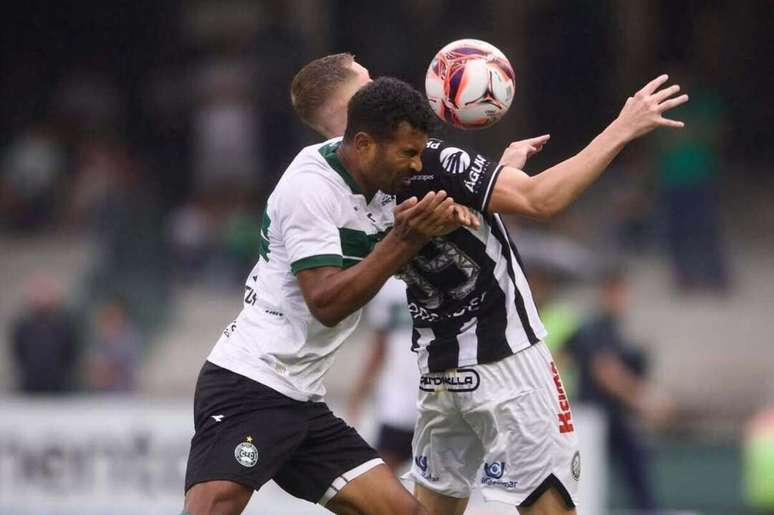 పారానెన్స్ ఛాంపియన్‌షిప్ సెమీ-ఫైనల్‌లో బంతి కోసం పోరాడుతున్న కొరిటిబా మరియు ఒపెరారియో ఆటగాళ్లు –