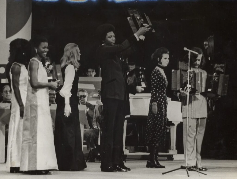 Tony tamb&eacute;m foi respons&aacute;vel por um dos momentos hist&oacute;ricos da televis&atilde;o ao interpretar a can&ccedil;&atilde;o &ldquo;BR-3&rdquo; no Festival Internacional da Can&ccedil;&atilde;o de 1970 &ndash; Arquivo Nacional/Wikimedia Commons