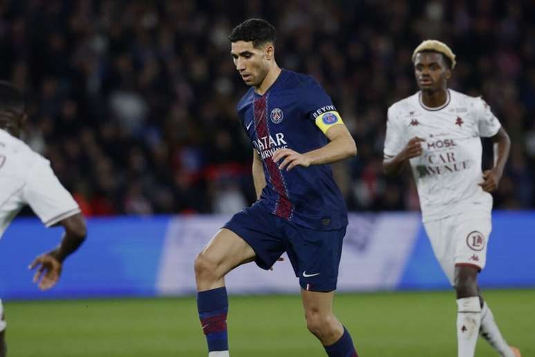 Hakimi parte para o ataque na vit&oacute;ria do PSG. Mas o Metz,que levou de 3 a 0, segue afundado em &uacute;ltimo.