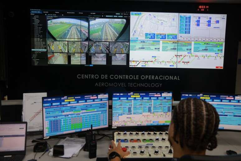 Centro de Controle Operacional do aerom&oacute;vel. Foto Tiago Queiroz/Estad&atilde;o