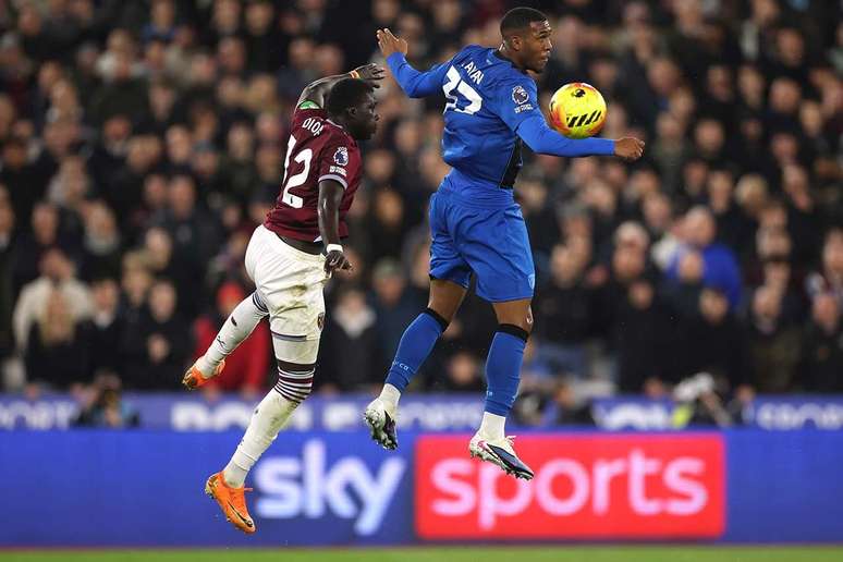 Rayan em disputa de bola com jogador do West Ham &ndash;