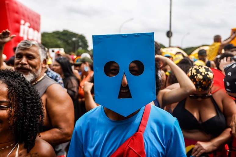 Produ&ccedil;&atilde;o da banda distribuiu m&aacute;scaras para foli&otilde;es.