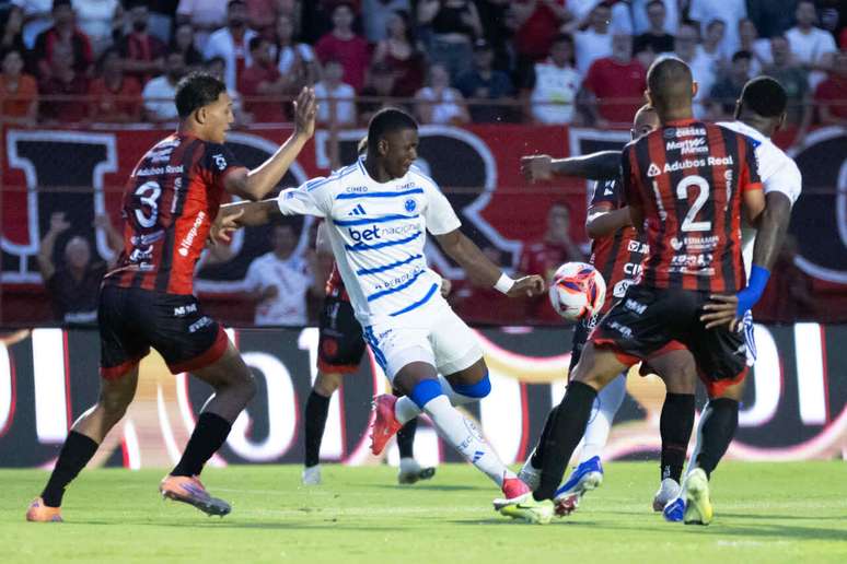 O atacante Villarreal tenta a finaliza&ccedil;&atilde;o para o Cruzeiro. Mas n&atilde;o foi feliz. Atacante passou em branco.