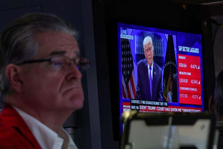 Segundo estimativas, o governo arrecadou cerca de US$ 130 bilh&otilde;es (&pound;96 bilh&otilde;es) com as tarifas consideradas ilegais