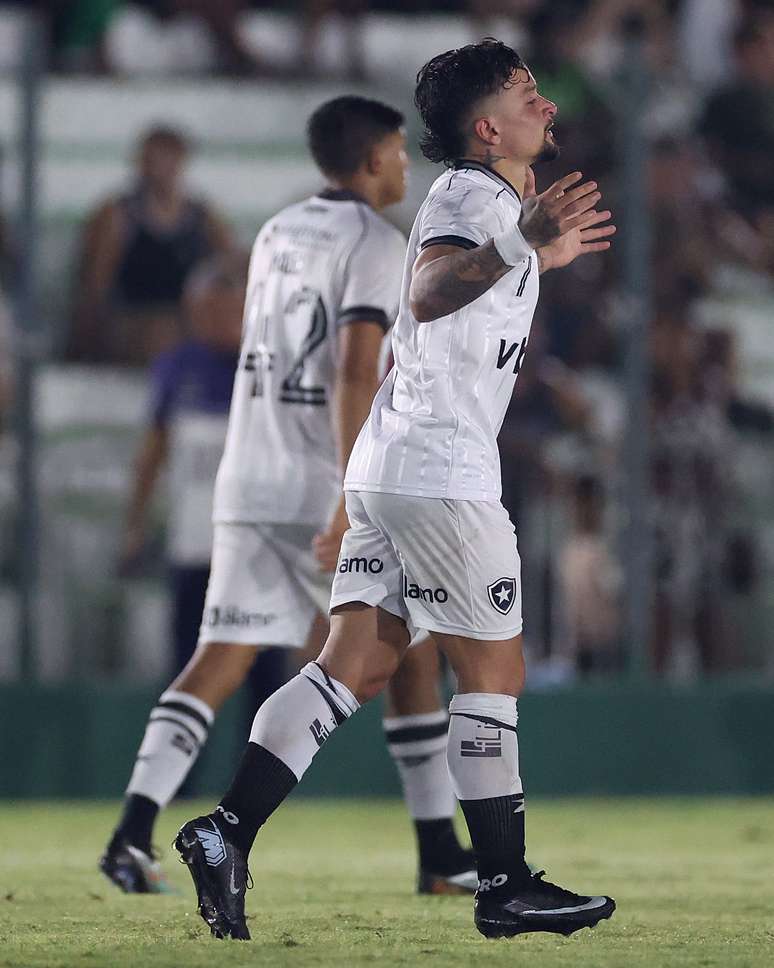 Artur comemorando o segundo do Botafogo 