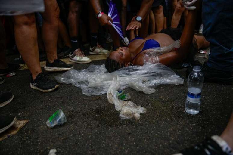 No meio da multid&atilde;o do bloco de Pedro Sampaio, foliona passa mal e precisa de atendimento