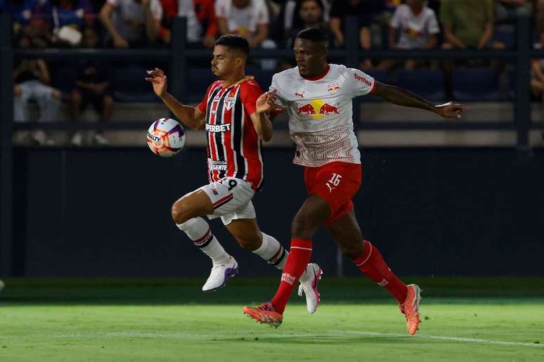 Gustavo Marques (direita) em a&ccedil;&atilde;o &ndash;