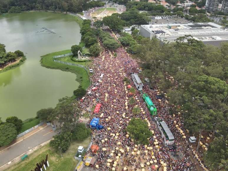 Vis&atilde;o a&eacute;rea do Parque do Ibirapuera durante bloco de L&eacute;o Santana