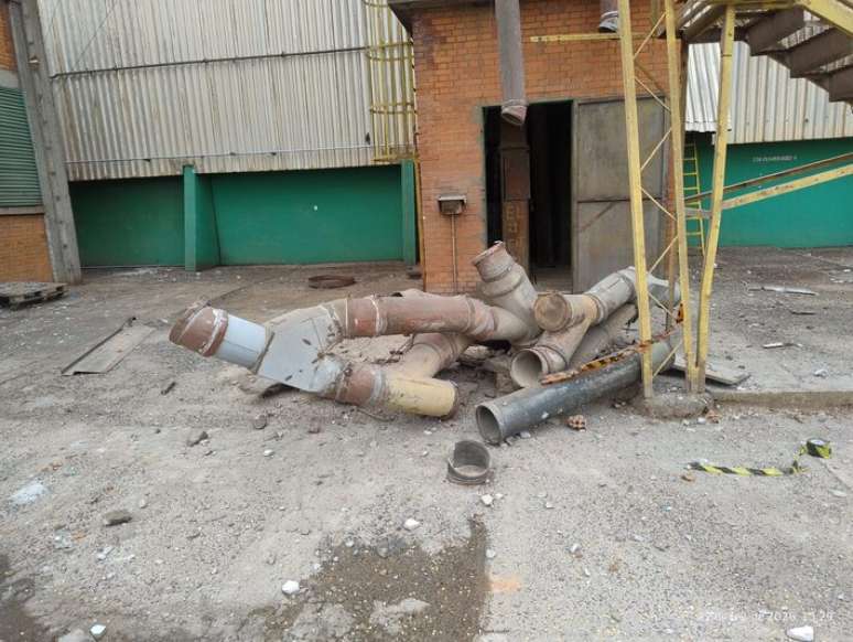 Dutos no ch&atilde;o ap&oacute;s explos&atilde;o na Coopermota.