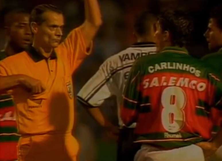 1998 పాలిస్టావో సెమీ-ఫైనల్‌లో కొరింథియన్స్ x పోర్చుగీసాలో జేవియర్ కాస్ట్రిల్లి యొక్క రిఫరీ వివాదానికి కారణమైంది.