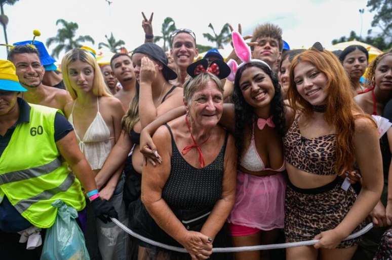 Selma foi com as netas - Giovana e Rafaela - para curtir o som de Pedro Sampaio
