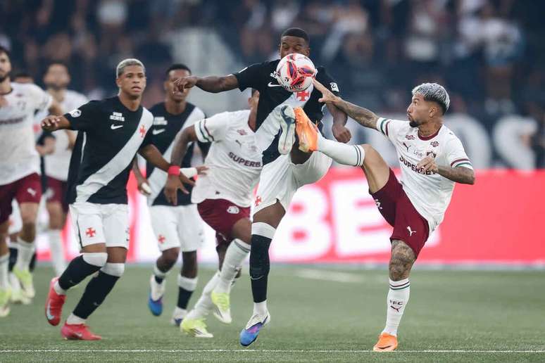 Vasco ficou com um a mais, mas n&atilde;o conseguiu evitar a derrota &ndash;