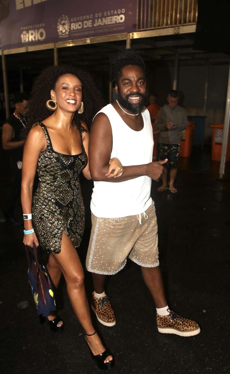 Ta&iacute;s Araujo e L&aacute;zaro Ramos curtem o Desfile das Campe&atilde;s do Grupo Especial do Carnaval do Rio neste s&aacute;bado, 21, na Sapuca&iacute;