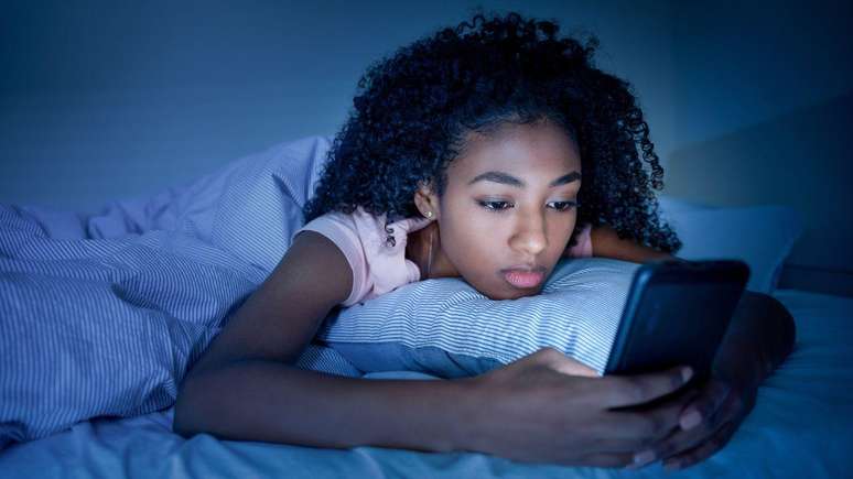 స్క్రీన్ సమయం నిద్ర నాణ్యతను ఎలా ప్రభావితం చేస్తుందో అర్థం చేసుకోండి