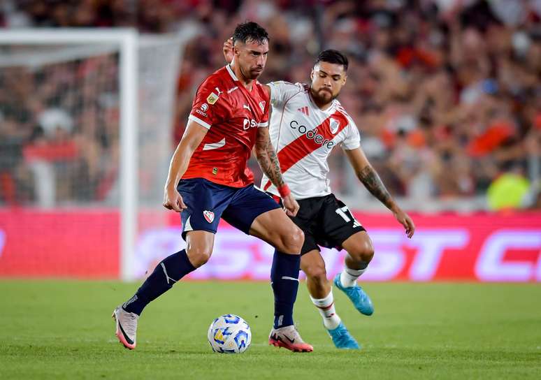 BUENOS AIRES, ARGENTINA &ndash; FEBRUARY 8: Gabriel Avalos of Independiente competes for the ball against Paulo Diaz of River Plate during a Torneo Apertura Betano 2025 Group B match between River Plate and Independiente at Estadio Mas Monumental Antonio Vespucio Liberti on February 8, 2025 in Buenos Aires, Argentina. (Photo by Marcelo Endelli/Getty Images)