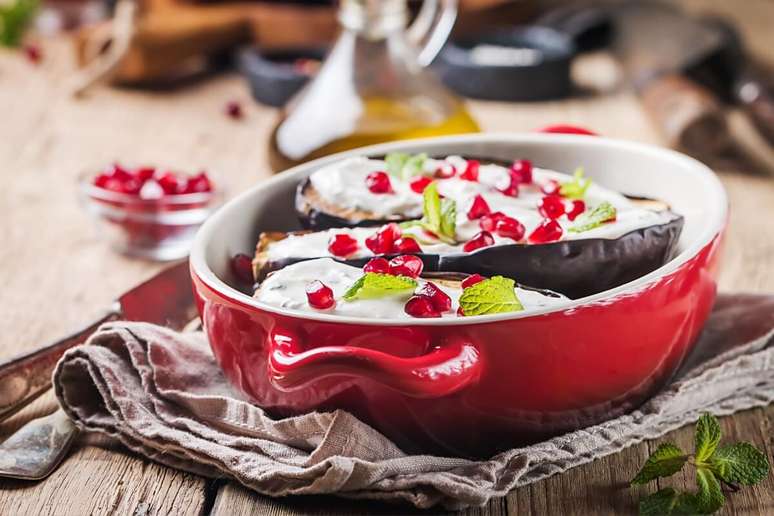 Berinjela assada com molho de iogurte e rom&atilde; 
