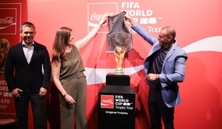 Trof&eacute;u da Copa do Mundo s&oacute; pode ser tocado por campe&otilde;es mundiais e chefes de Estados