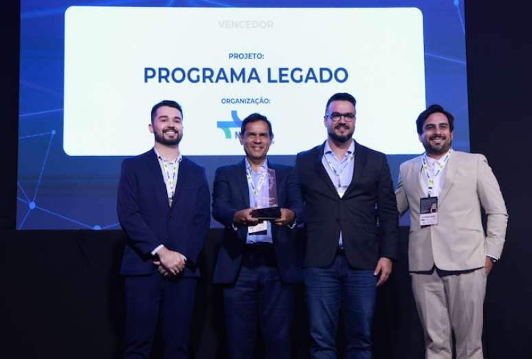 Wilson Ferreira (com o trof&eacute;u na m&atilde;o), diretor de opera&ccedil;&otilde;es e tecnologia da Nova Rota do Oeste, afirma que mercado de concess&otilde;es est&aacute; vivendo um boom nos &uacute;ltimos quatro anos