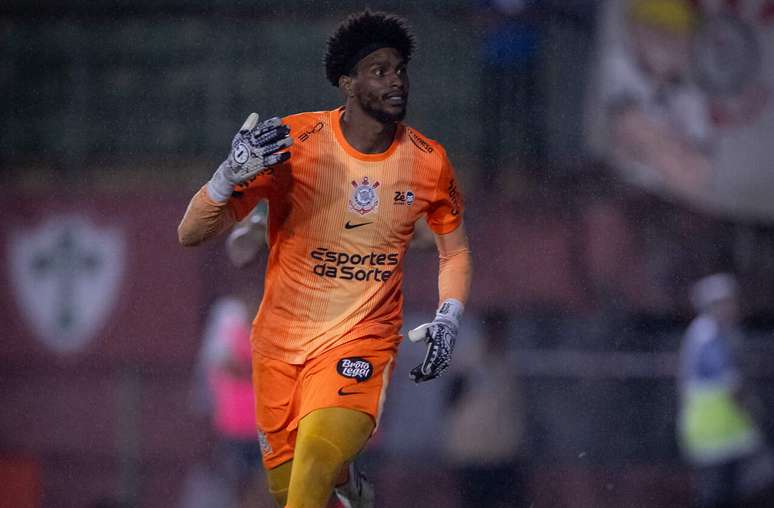 Hugo Souza, do Corinthians, &eacute; alvo de ofensas racistas de torcedores da Portuguesa &ndash;