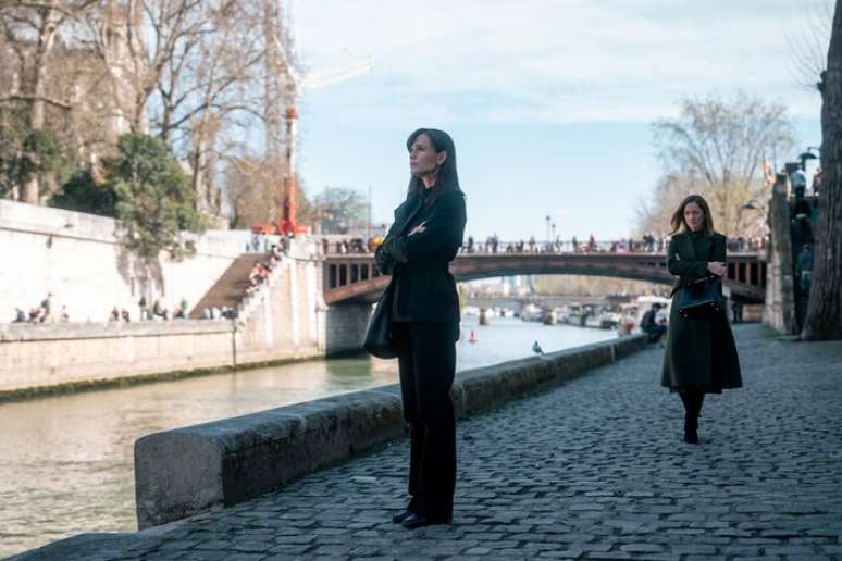 Judy Greer (&agrave; dir.) &eacute; Quinn, personagem cheia de segredos e filha do mafioso Frank Campano