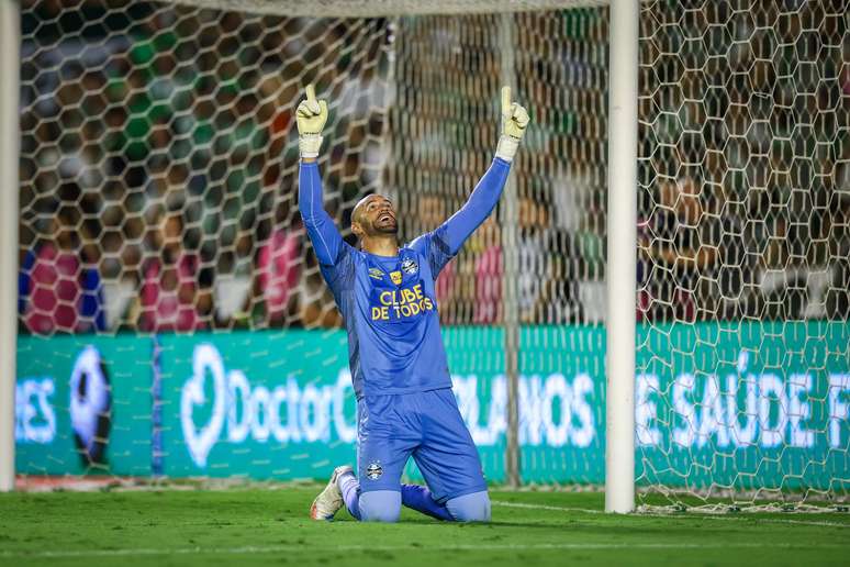 Weverton brilha nos p&ecirc;naltis e Gr&ecirc;mio garante cl&aacute;ssico &agrave; final do Gauch&atilde;o 