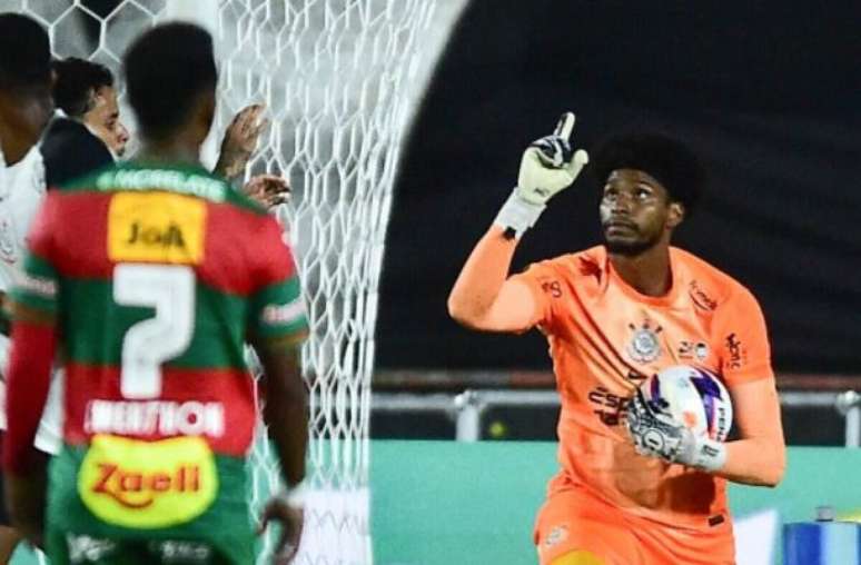 Mauro Horita/Ag. Paulist&atilde;o/Sua Foto no Jogo - Legenda: Hugo defende o p&ecirc;nalti de Ren&ecirc; no primeiro tempo. Ap&oacute;s o 1 a 1, ele ainda defende mais dois. Tim&atilde;o est&aacute; na semifinal!