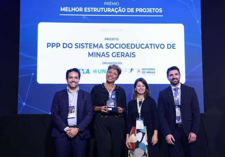 'As concess&otilde;es s&atilde;o mais do que uma op&ccedil;&atilde;o, s&atilde;o uma consequ&ecirc;ncia do aumento de necessidades do cidad&atilde;o de pol&iacute;ticas p&uacute;blicas', afirma Giselle Cyrillo (com o trof&eacute;u na m&atilde;o), subsecret&aacute;ria de atendimento socioeducativo da secretaria do Estado de Justi&ccedil;a e Seguran&ccedil;a P&uacute;blica de MG