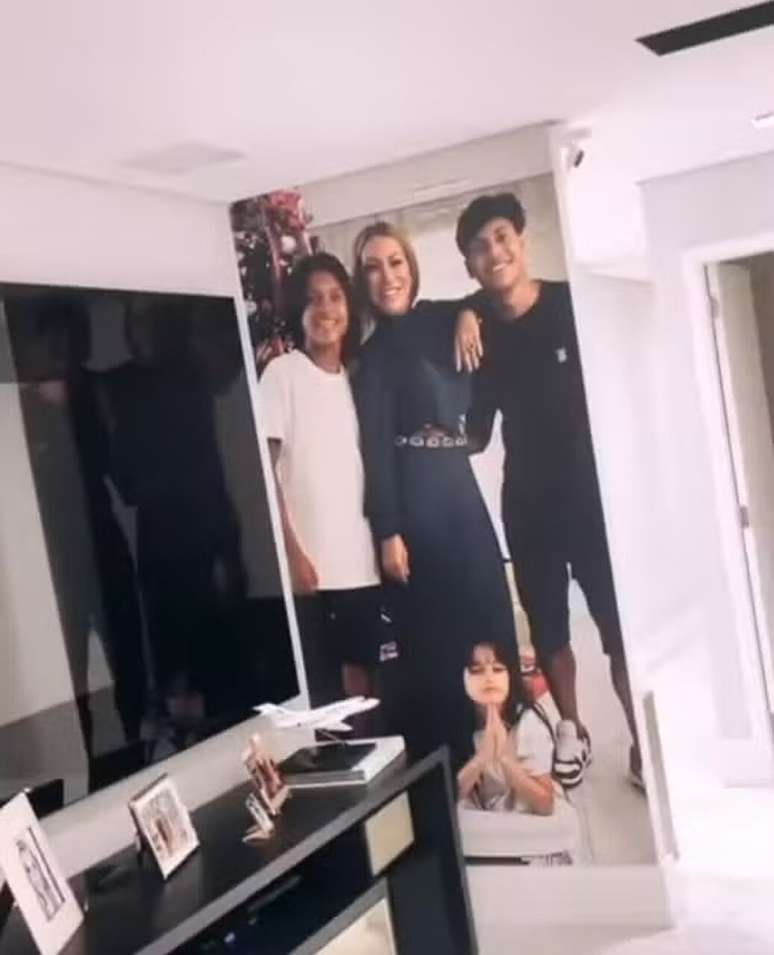 Iran &Acirc;ngelo em registro ao lado dos tr&ecirc;s filhos que teve durante casamento com Hulk &ndash;