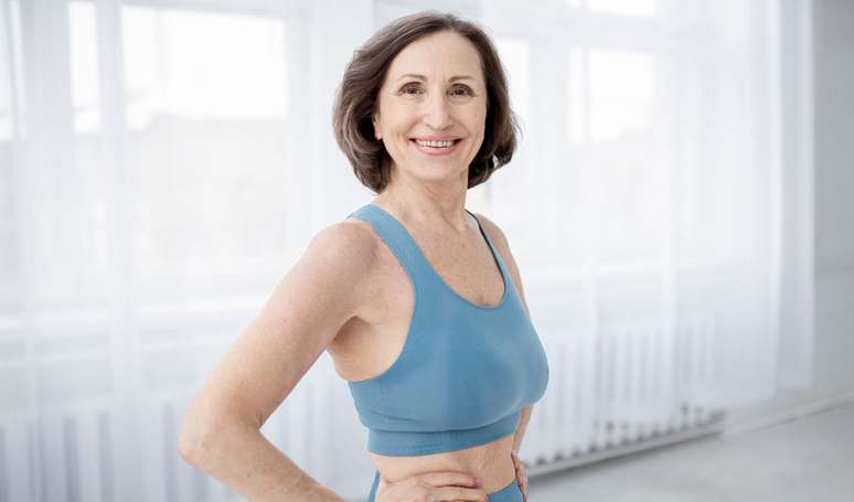 இந்த இரண்டு பைலேட்ஸ் பயிற்சிகள் உங்கள் தொப்பையைக் குறைக்க உதவுகின்றன: அவை மிகவும் எளிமையானவை மற்றும் 50 வயதுக்கு மேற்பட்டவர்களுக்கு ஏற்றவை.