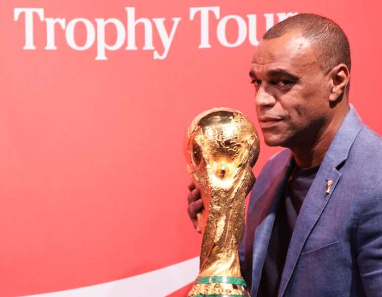 Campe&atilde;o mundial em 2022, Den&iacute;lson foi escolhido para apresentar a ta&ccedil;a da Copa do Mundo em S&atilde;o Paulo
