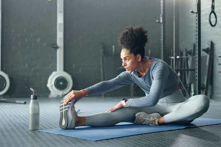 Retomar os treinos com calma &eacute; essencial para evitar les&otilde;es ap&oacute;s dias intensos de festa 