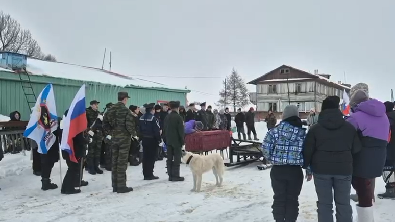 அகீவின் சவப்பெட்டி மர சவாரிகளில் கொண்டு செல்லப்பட்டது. இறுதிச் சடங்கில் பங்கேற்பவர்கள் ஸ்னோமொபைல் மூலம் மட்டுமே கல்லறையை அடைய முடிந்தது