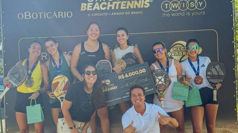 நடுவில் கருப்பு குனிந்த நிலையில் சமந்தா. மேடையில் கருப்பு Maieto, இடது Lorena Melo மற்றும் Archeti 