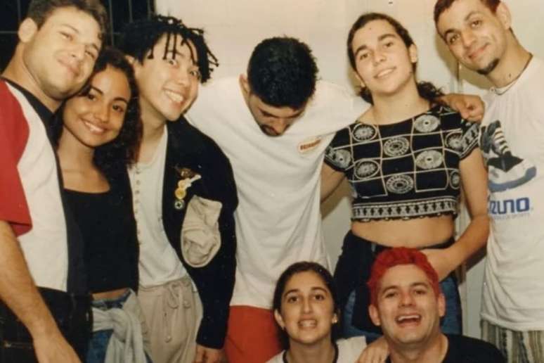 Mamonas Assassinas posam com amigos e admiradores