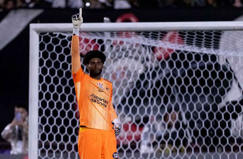 Hugo Souza foi alvo de ofensas racistas ap&oacute;s classificar o Corinthians nos p&ecirc;naltis diante da Portuguesa &ndash;