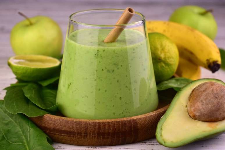 Smoothie verde com abacate 