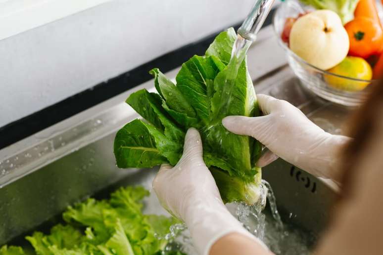 Antes de serem consumidos, frutas, verduras e legumes devem ser bem higienizados para reduzir o risco de intoxica&ccedil;&otilde;es alimentares 