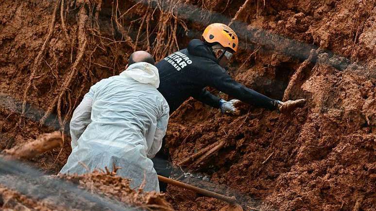 Ao menos 40 pessoas ainda estavam desaparecidas no final da tarde desta ter&ccedil;a (24)