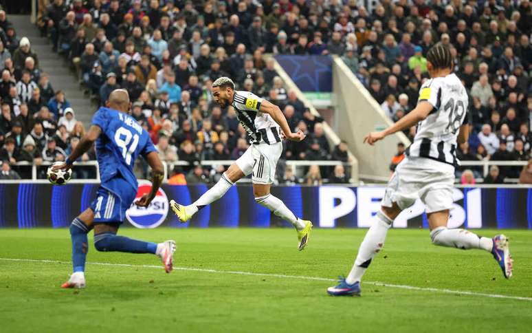 Joelinton marcou o segundo gol do jogo &ndash;