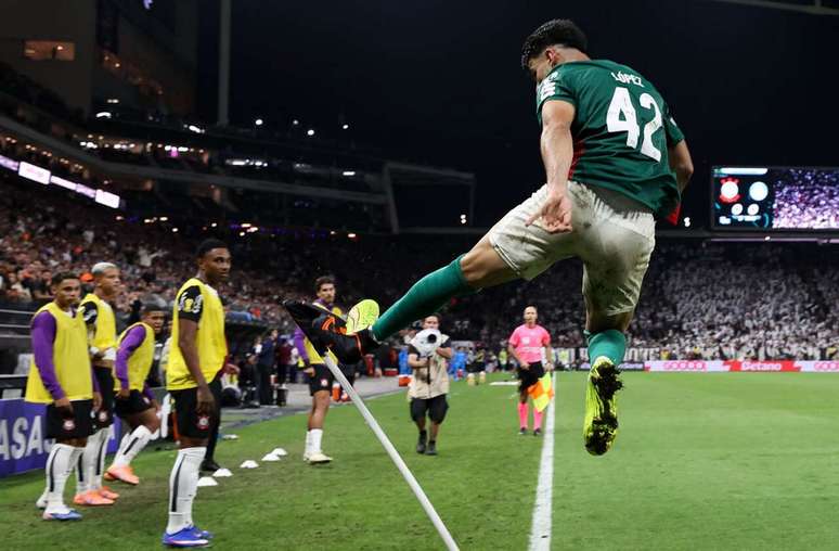 Chute de Flaco L&oacute;pez na bandeira de escanteio provocou confus&atilde;o entre jogadores de Palmeiras e Corinthians &ndash;