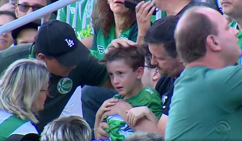 Fam&iacute;lia &eacute; hostilizada por torcedores do Juventude ao receber camisa do Gr&ecirc;mio &ndash;