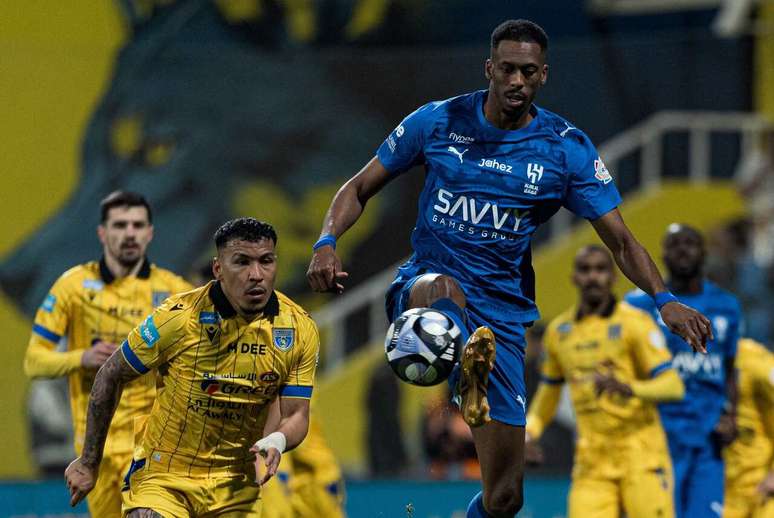 Jogadores de Al-Hilal e Al Taawoun em disputa de bola no Campeonato Saudita &ndash;