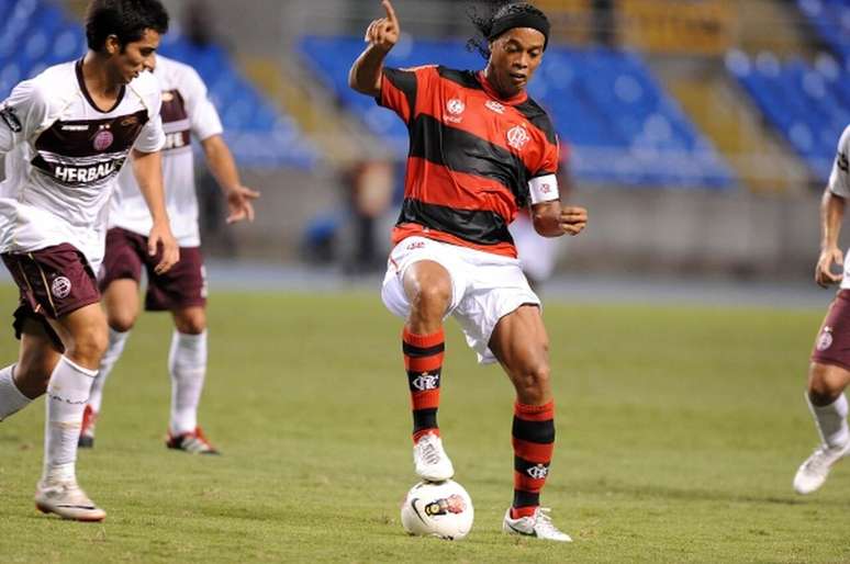 Flamengo, sob a batuta de Ronaldinho Ga&uacute;cho, venceu o Lan&uacute;s por 3 a 0 em 2012 &ndash; Fotos: Alexandre Vidal/FlaImagem