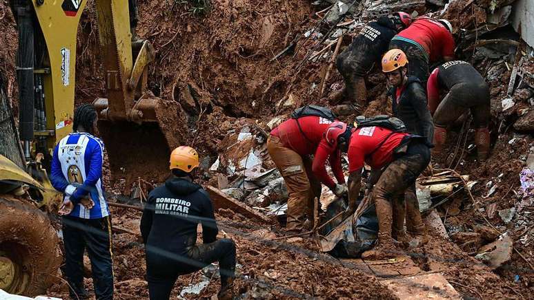 Bombeiros fazem busca em Juiz de Fora em casas soterradas ap&oacute;s fortes chuvas